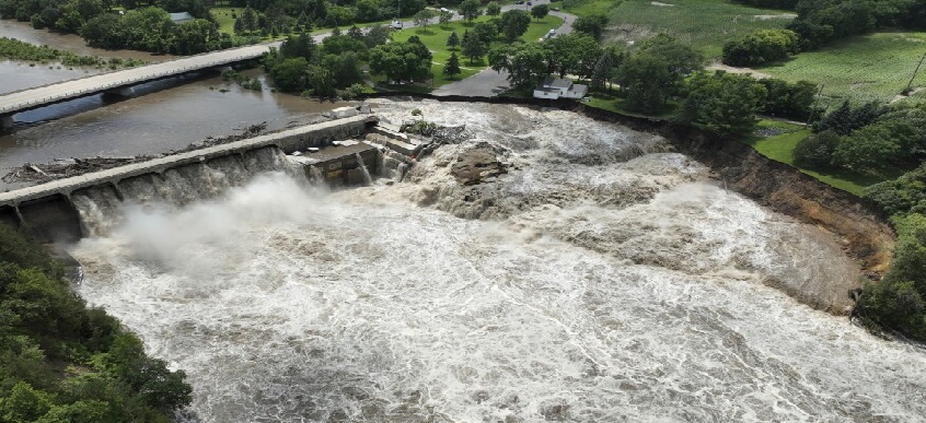 Floods break through US dam causing major damage - Pressmediaofindia